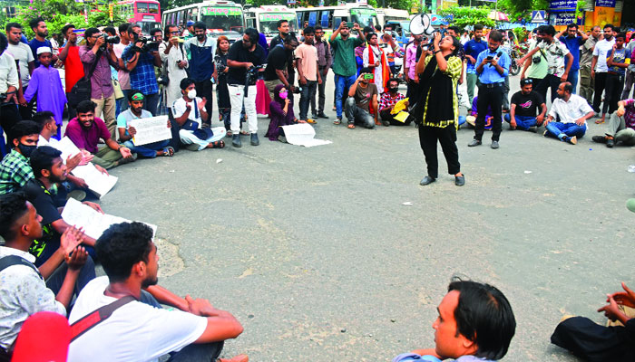 জীবনযাত্রায় চাপ বাড়বে, সর্বত্র ক্ষোভ