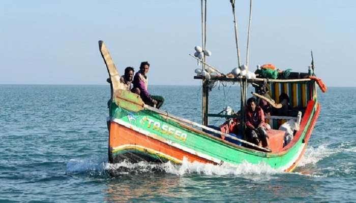 সাগরে ট্রলার ডুবি, ২২ জেলে জীবিত উদ্ধার