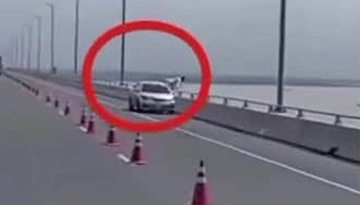 পদ্মা সেতুতে চলন্ত গাড়ি থেকে লাফ