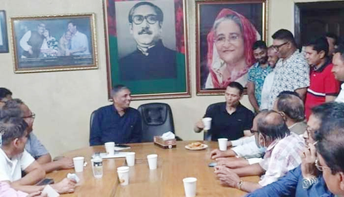 সমর্থকদের নিয়ে আওয়ামী লীগ কার্যালয়ে সোহেল তাজ