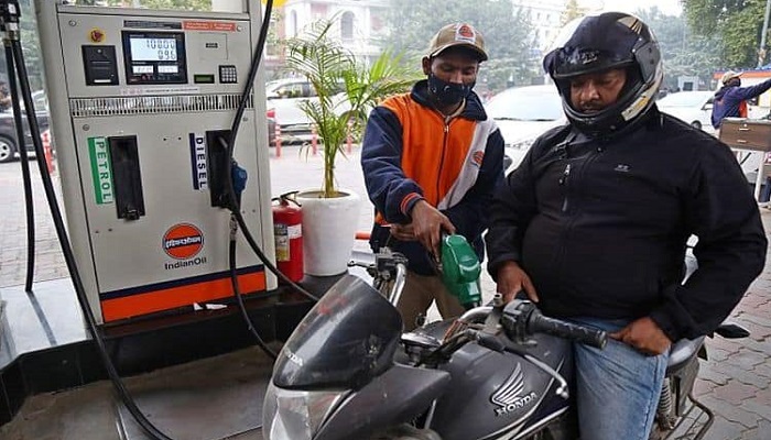 বিশ্ববাজারে জ্বালানি তেলের দাম আরও কমল