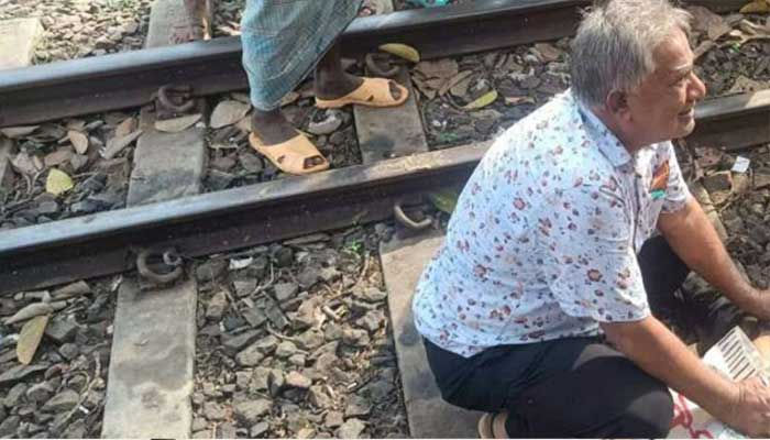 মা-বাবার সামনেই ট্রেনে কাটা পড়ে ছেলের মৃত্যু