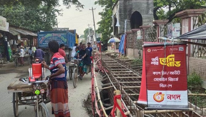 বাঘায় ড্রেনের কাজ বন্ধ, মরণ ফাঁদে পরিনত সড়ক