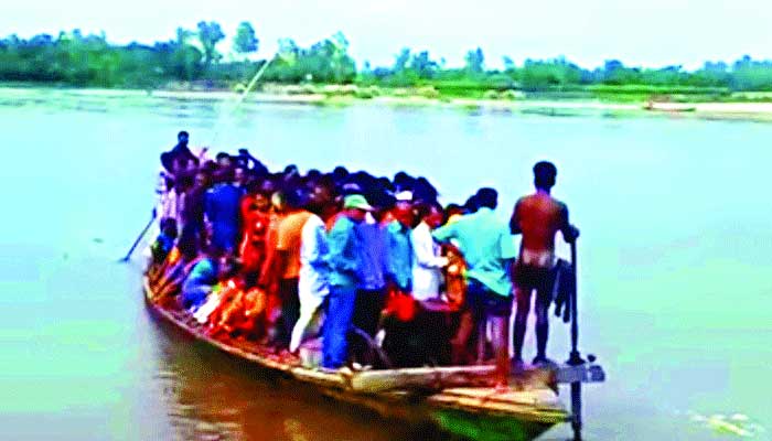 একে অন্যকে জড়িয়ে বাঁচার আকুতি