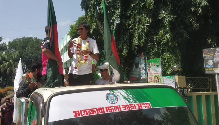 সাতক্ষীরায় সাফ চ্যাম্পিয়ন অধিনায়ককে বর্ণিল অভ্যর্থনা
