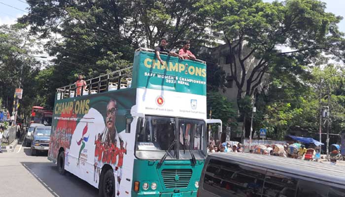ছাদখোলা বাসে সাফজয়ীদের বিজয় মিছিল