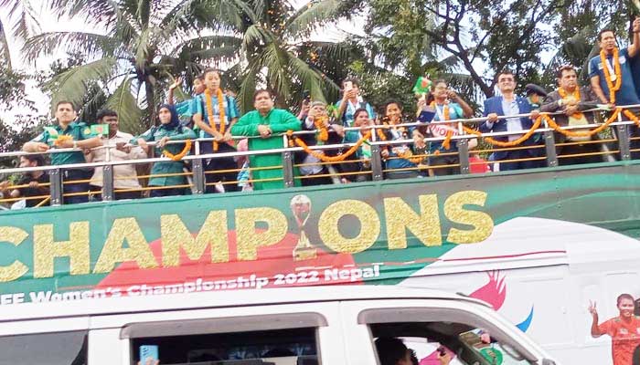 ছাদখোলা বাসে সাফজয়ীদের বিজয় মিছিল