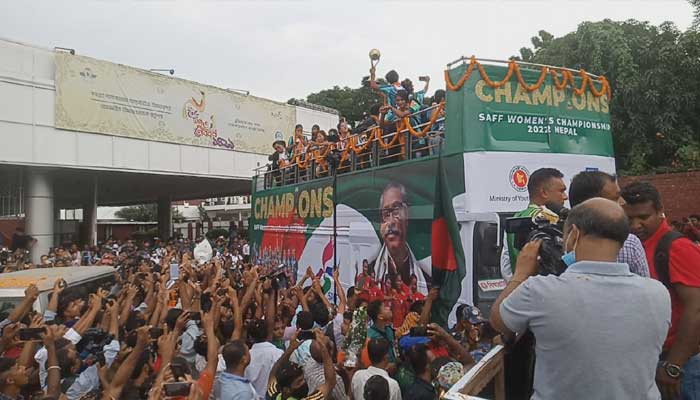 ছাদখোলা বাসে সাফজয়ীদের বিজয় মিছিল