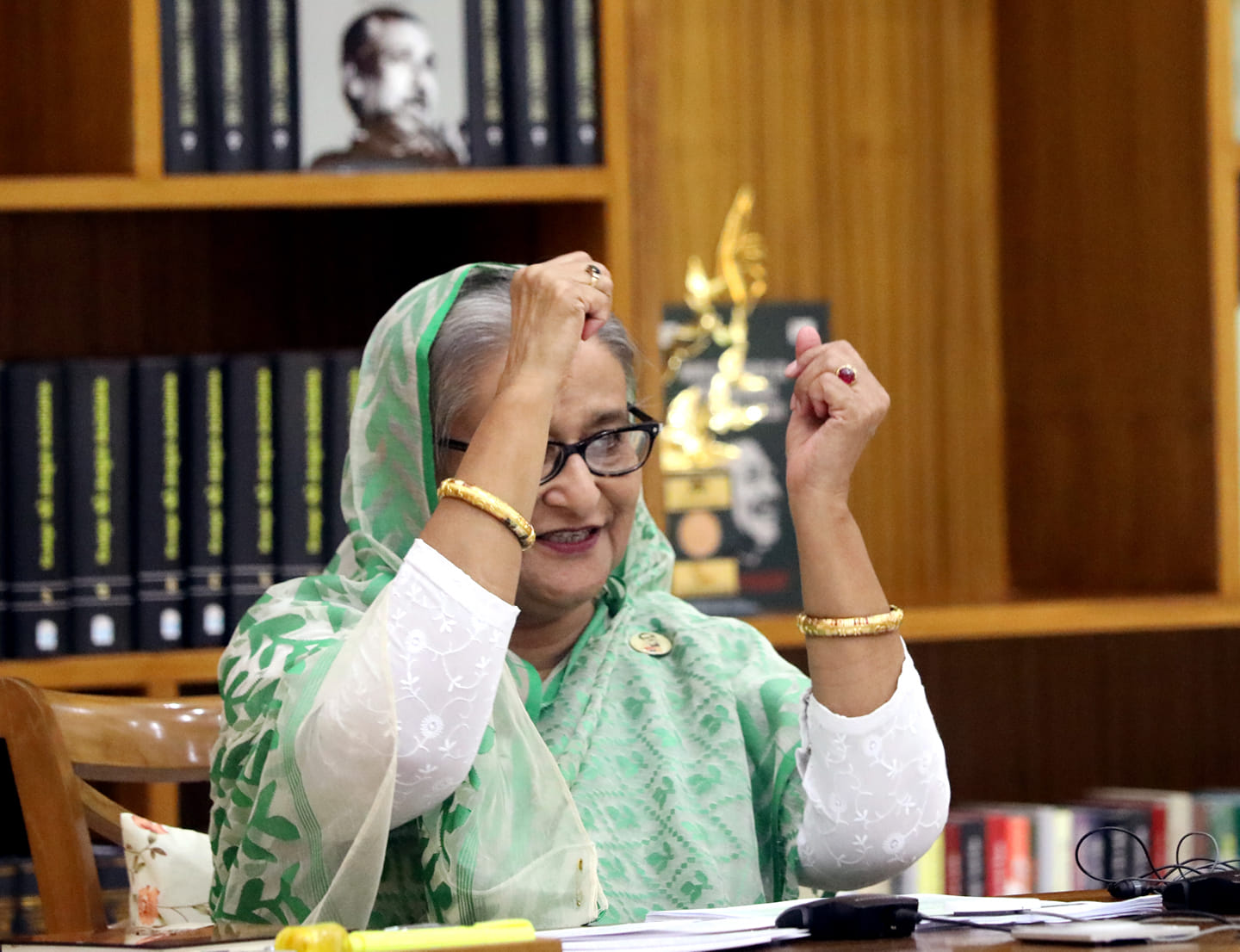 ‘এই দেখেন আপনাদের দেয়া বালা পরে আছি’