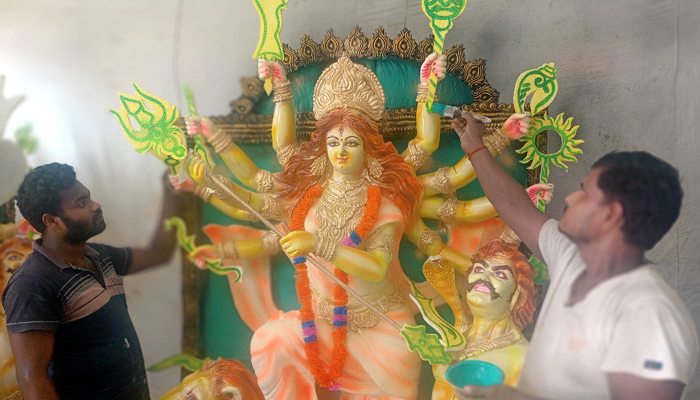 প্রতিমায় তুলির আঁচড়ে ব্যস্ত সময় কাটছে কারিগরদের