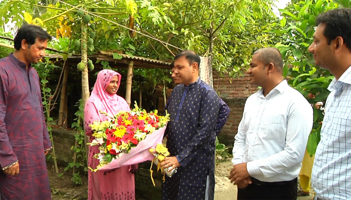 শুভেচ্ছা জানাতে সাফজয়ী নীলার বাড়িতে জেলা প্রশাসক
