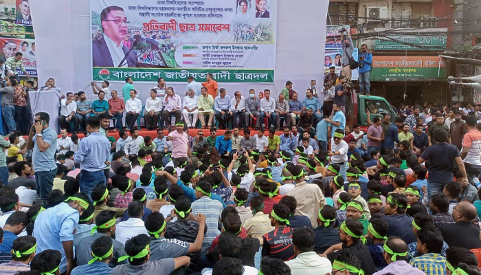নয়াপল্টনে ছাত্রদলের প্রতিবাদ সমাবেশ চলছে