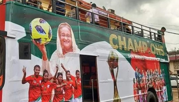 ছাদখোলা বাসে যে পথে যাবেন চ্যাম্পিয়নরা
