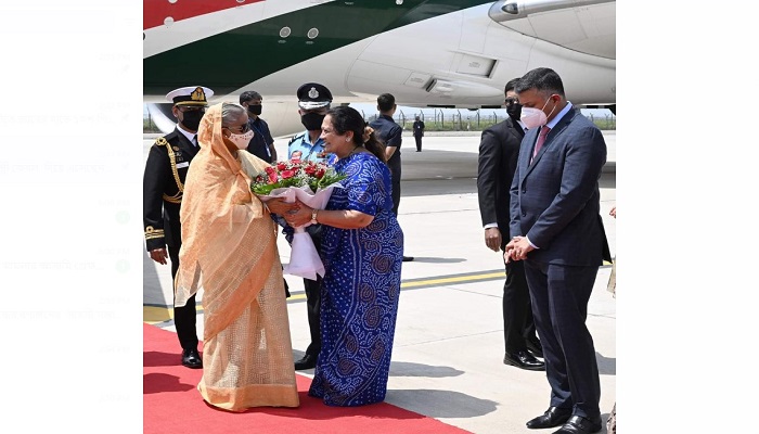নয়াদিল্লিতে প্রধানমন্ত্রীকে লালগালিচা অভ্যর্থনা
