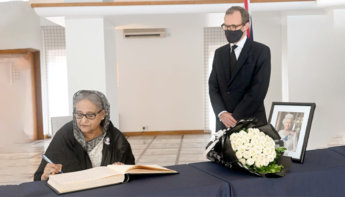 ব্রিটিশ হাইকমিশনে প্রধানমন্ত্রী, শোক বইতে সই