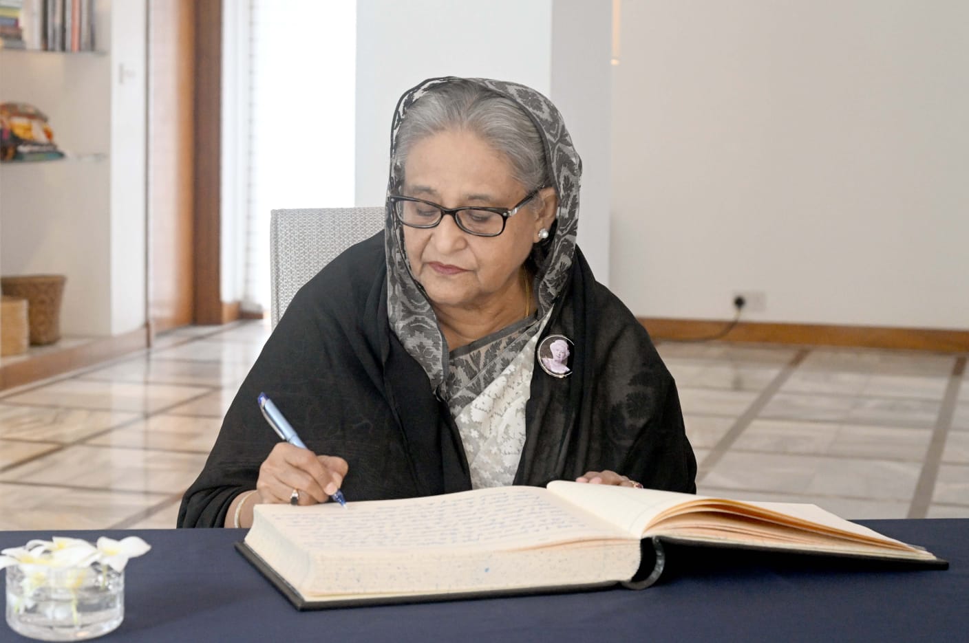 ব্রিটিশ হাইকমিশনে প্রধানমন্ত্রী, শোক বইতে সই