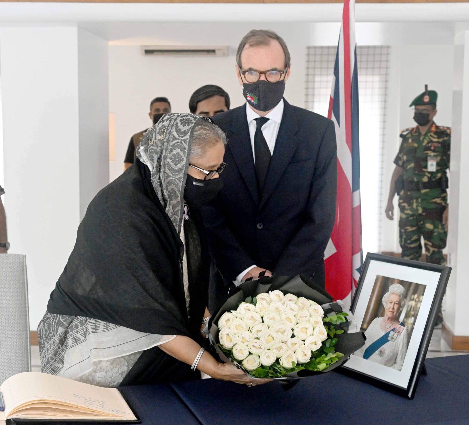 ব্রিটিশ হাইকমিশনে প্রধানমন্ত্রী, শোক বইতে সই