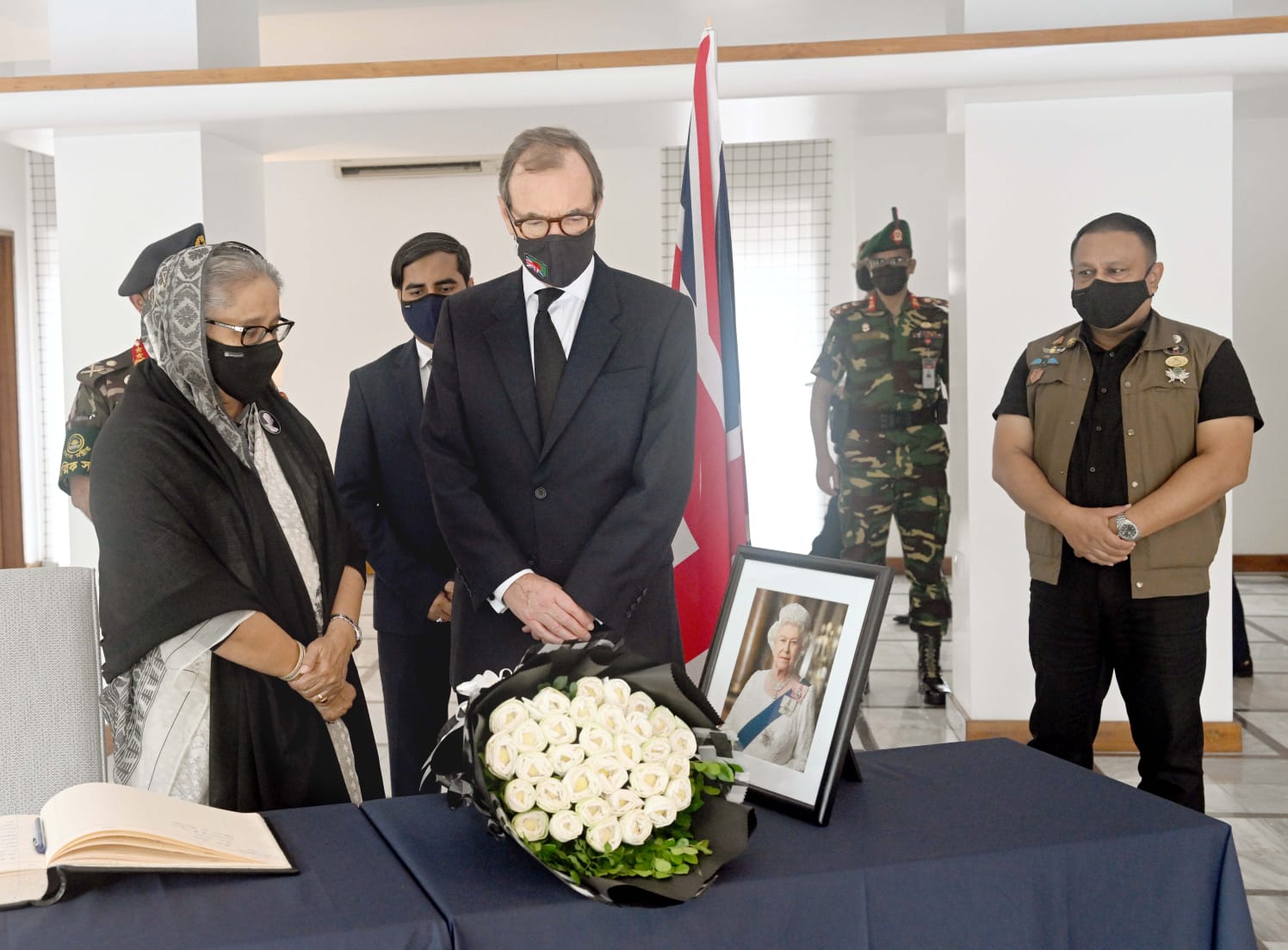 ব্রিটিশ হাইকমিশনে প্রধানমন্ত্রী, শোক বইতে সই