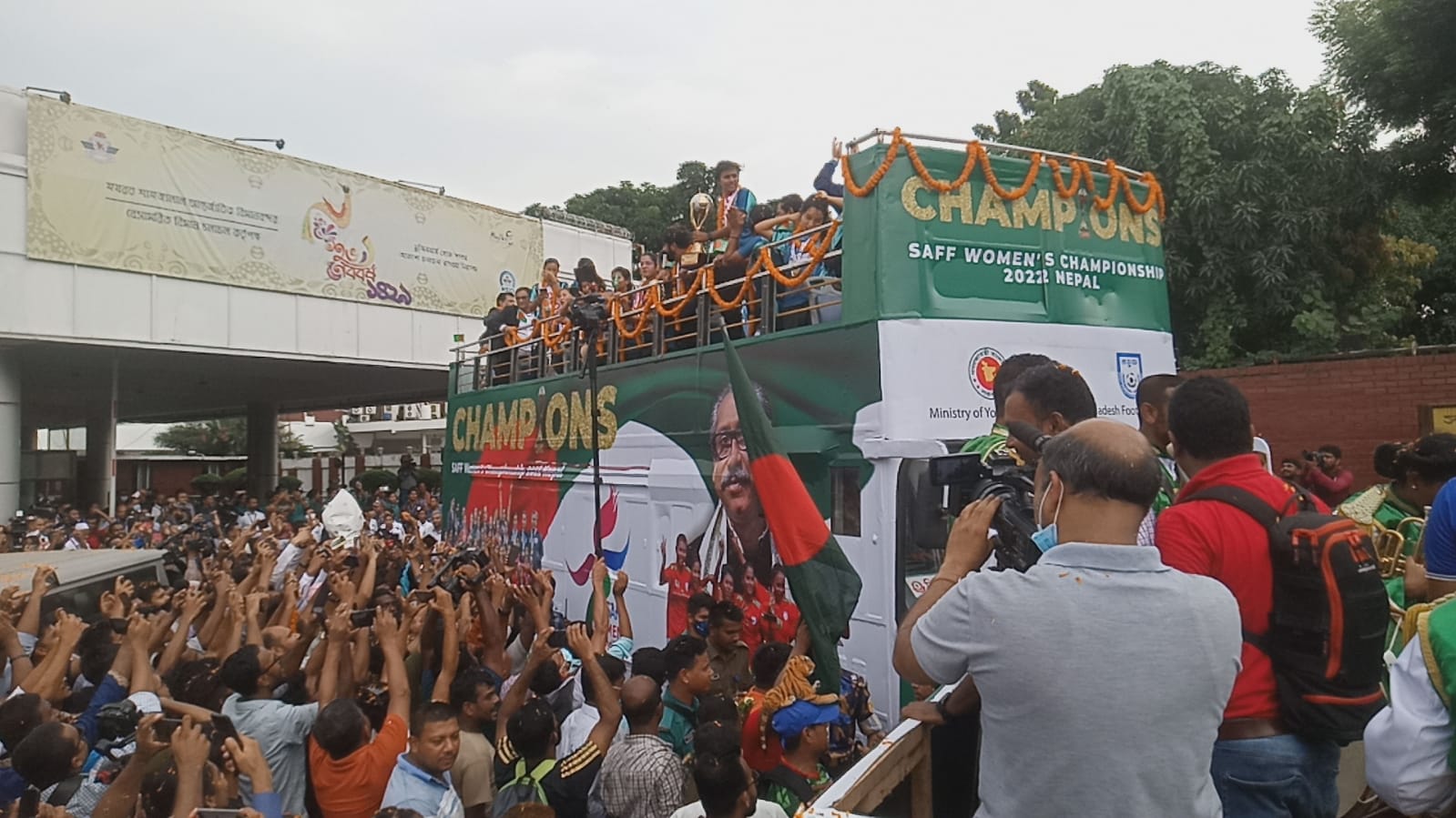 ছাদখোলা বাসে সাফজয়ীদের বিজয় মিছিল