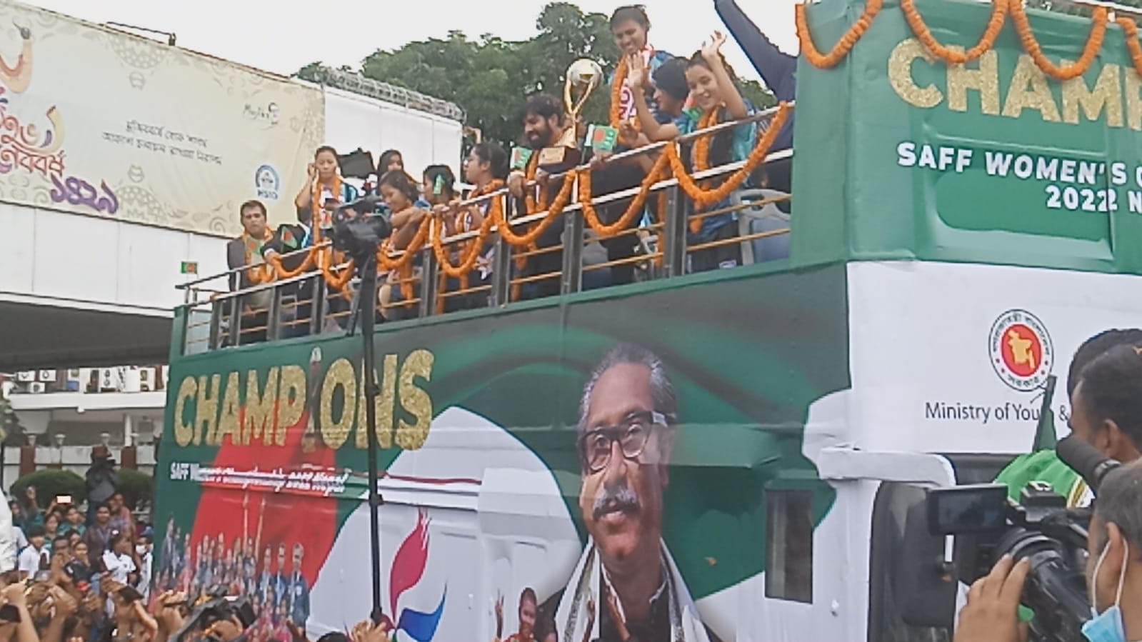 ছাদখোলা বাসে সাফজয়ীদের বিজয় মিছিল