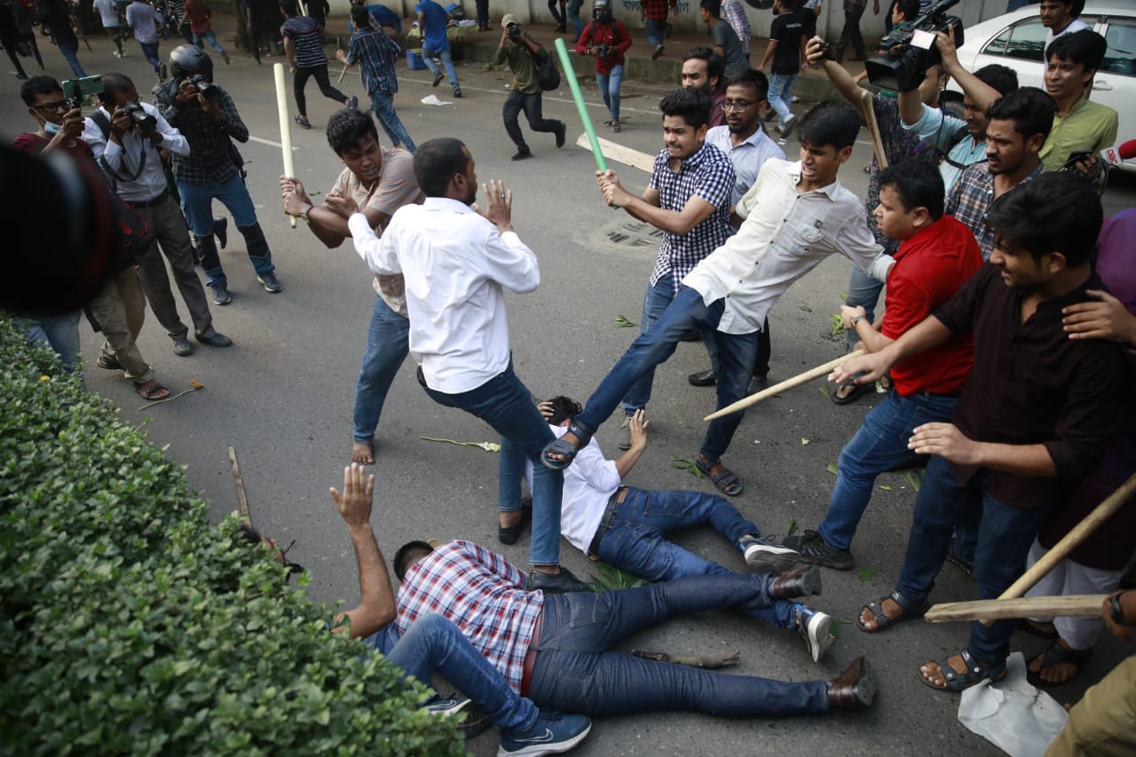 ঢাবিতে ছাত্রলীগ-ছাত্রদল সংঘর্ষ, আহত ৭ (ভিডিও)