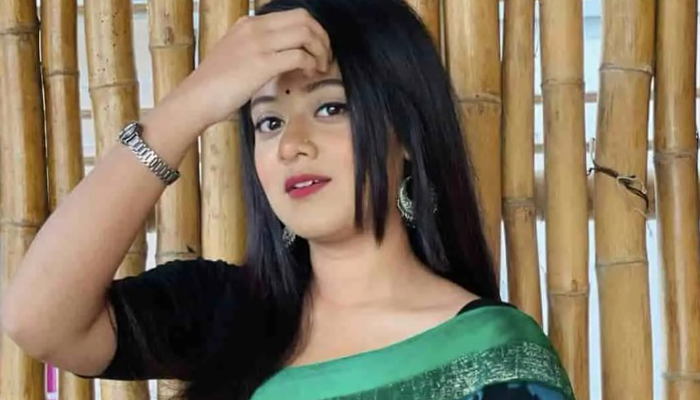 নেটিজেনদের কড়া জবাব দিলেন দীঘি