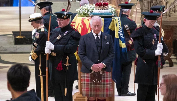 ভাই-বোনদের নিয়ে মায়ের কফিনে চার্লসের শ্রদ্ধা