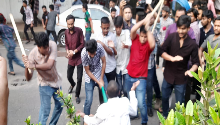 ঢাবিতে ছাত্রলীগ-ছাত্রদল সংঘর্ষ, আহত ৭ (ভিডিও)