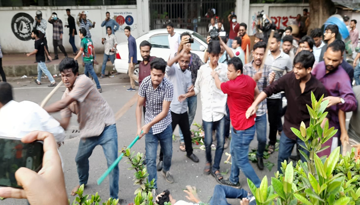 ঢাবিতে ছাত্রলীগ-ছাত্রদল সংঘর্ষ, আহত ৭ (ভিডিও)