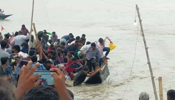 কুষ্টিয়া গড়াই নদীতে ২০০ যাত্রীসহ নৌকাডুবি (ভিডিও)