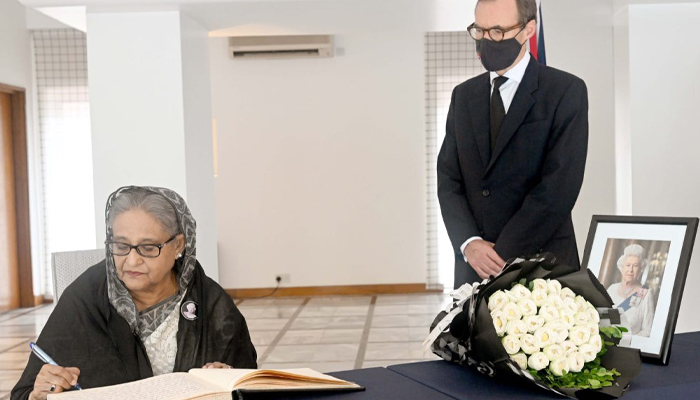 ব্রিটিশ হাইকমিশনে প্রধানমন্ত্রী, শোক বইতে সই