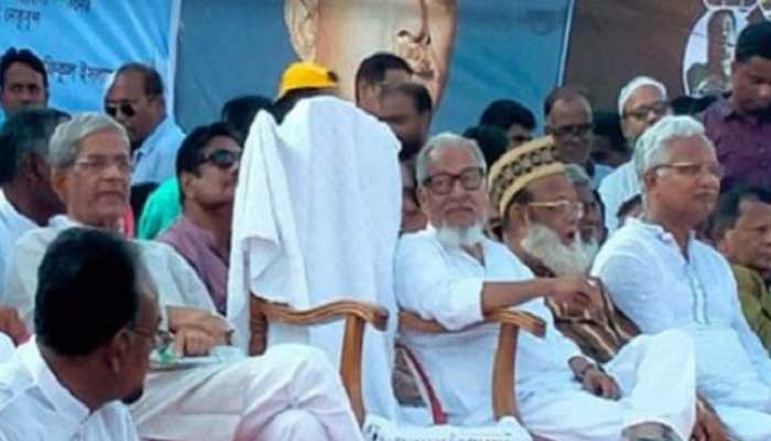 খালেদার জন্য মঞ্চের মাঝখানে খালি চেয়ার!