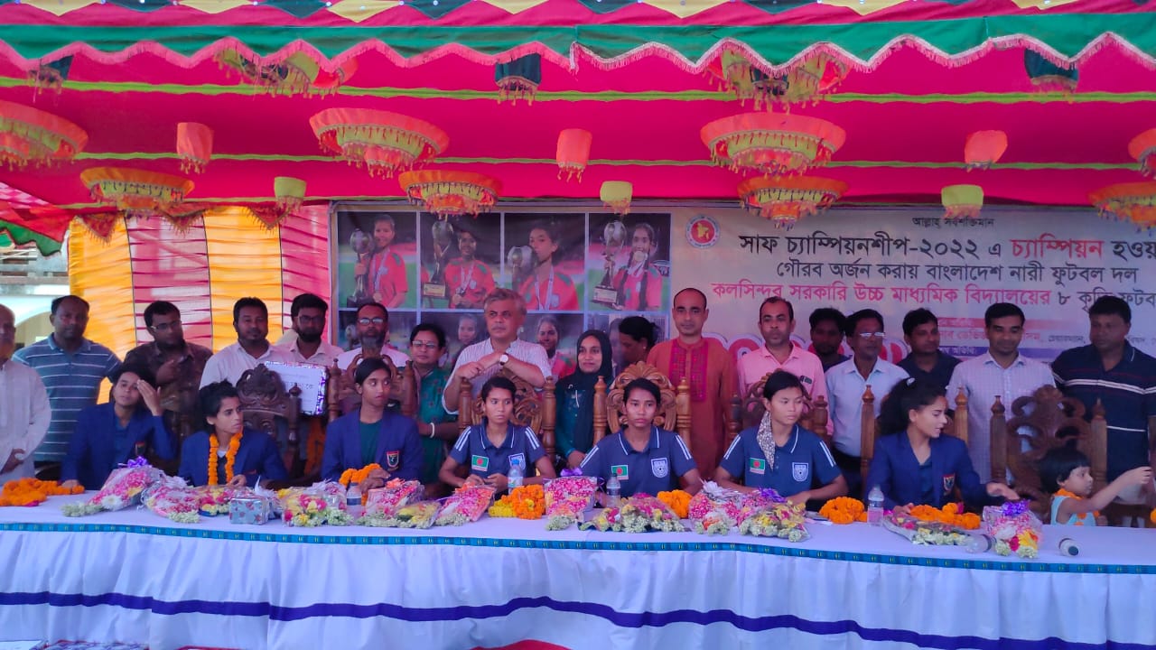 নিজ প্রতিষ্ঠানে ৮ ফুটবলারকে সংবর্ধনা
