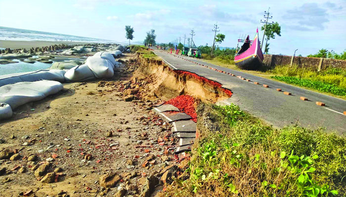 মেরিন ড্রাইভ সড়কে ভাঙন: সেন্টমার্টিনে প্লাবিত ঘরবাড়ি