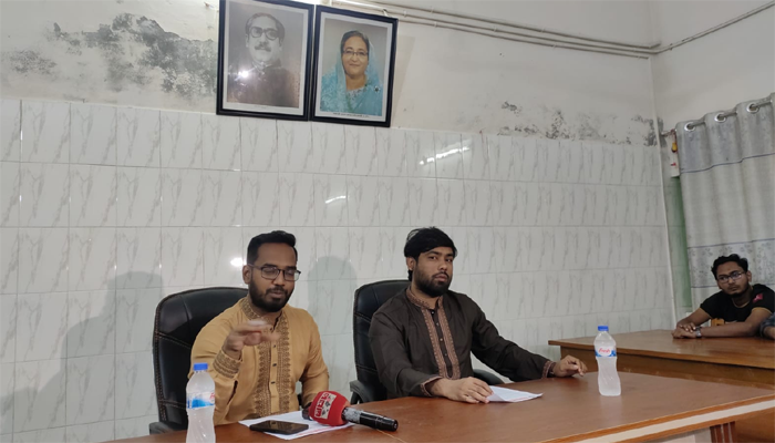 রাতের আঁধারে পোস্টার সাঁটানো প্রতিবাদের ভাষা নয়