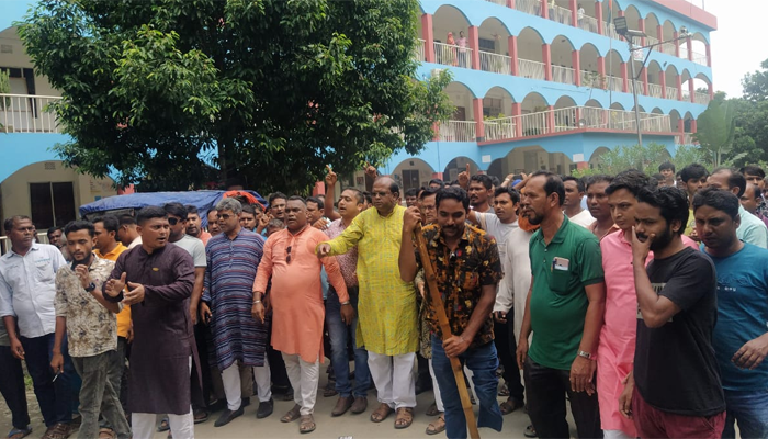 উপনির্বাচনের ফলাফল ঘোষণার দাবিতে বিক্ষোভ