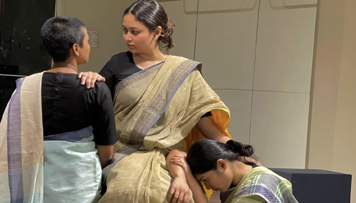 মঞ্চে অভিনয় করে উচ্ছ্বসিত ভাবনা