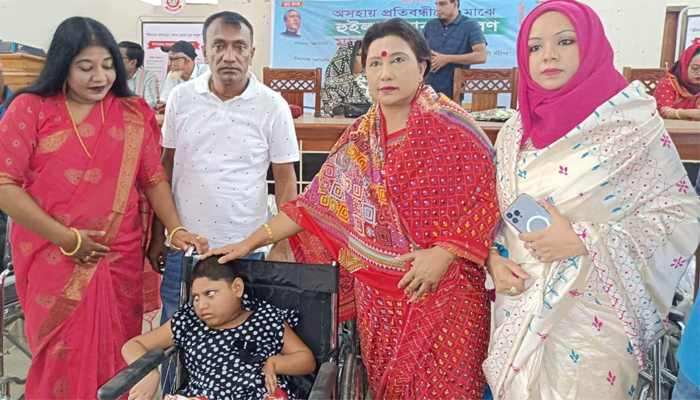 আলফাডাঙ্গায় ৩০ অসহায় প্রতিবন্ধী পেল 'হুইল চেয়ার'