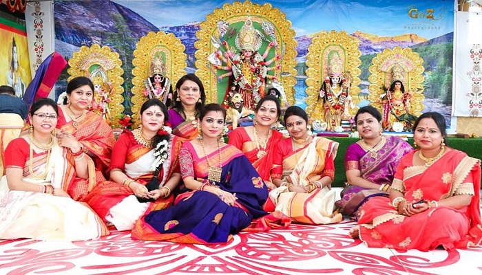 শারদীয় দুর্গোৎসবে ধর্ম-বর্ণ নির্বিশেষে মানুষের ঢল