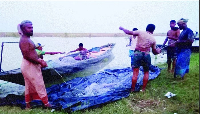প্রশাসনকে ফাঁকি দিয়ে চলছে ইলিশ শিকার