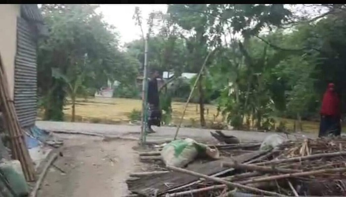 প্রধানমন্ত্রীর উপহারের ঘরের টিন খুলে নেয়ার অভিযোগ!