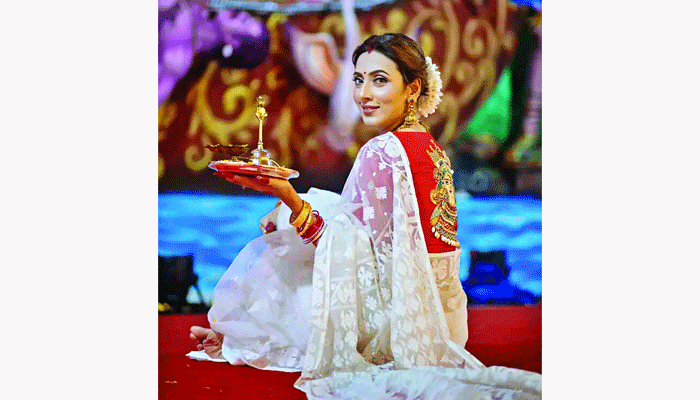 ঠাকুরের কাছে প্রার্থনা ‘দামাল’ যেন হিট হয়