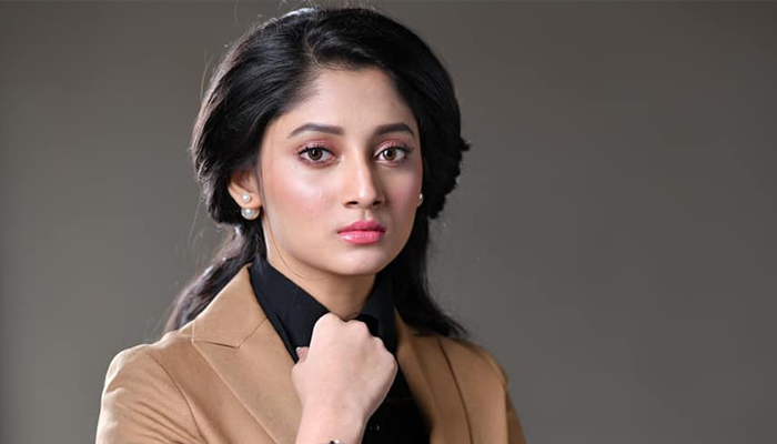 ভেঙে পড়েছে পূজা, ভয়ে আছেন মা