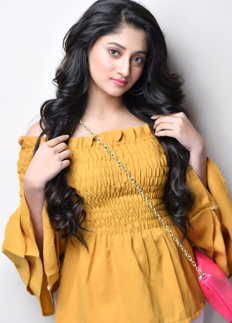 ভেঙে পড়েছে পূজা, ভয়ে আছেন মা
