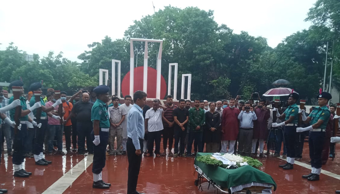 শহীদ মিনারে তোয়াব খানকে রাষ্ট্রীয় সম্মাননা