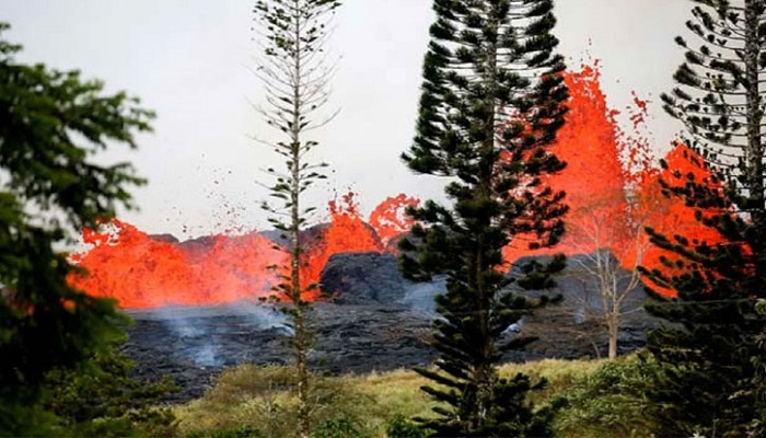 বিশ্বের সবচেয়ে বড় আগ্নেয়গিরির উদগীরণ শুরু