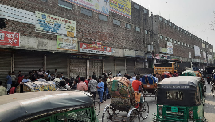 নীলক্ষেত মার্কেটে অবৈধ স্থাপনা উচ্ছেদে অভিযান