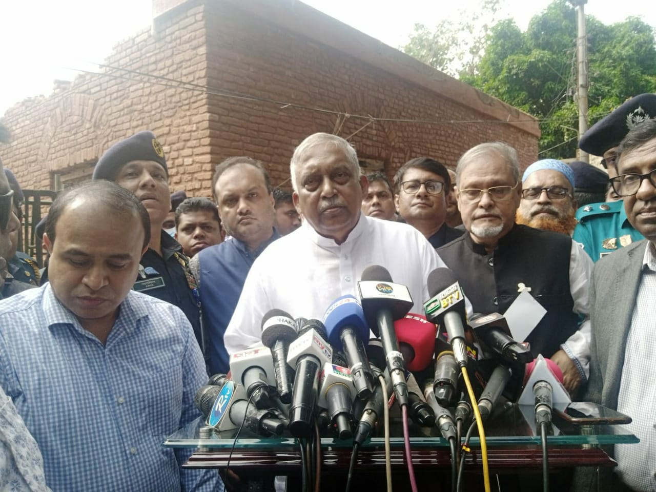 বিদেশে পলাতকদের ফেরাতে সরকার সিরিয়াস