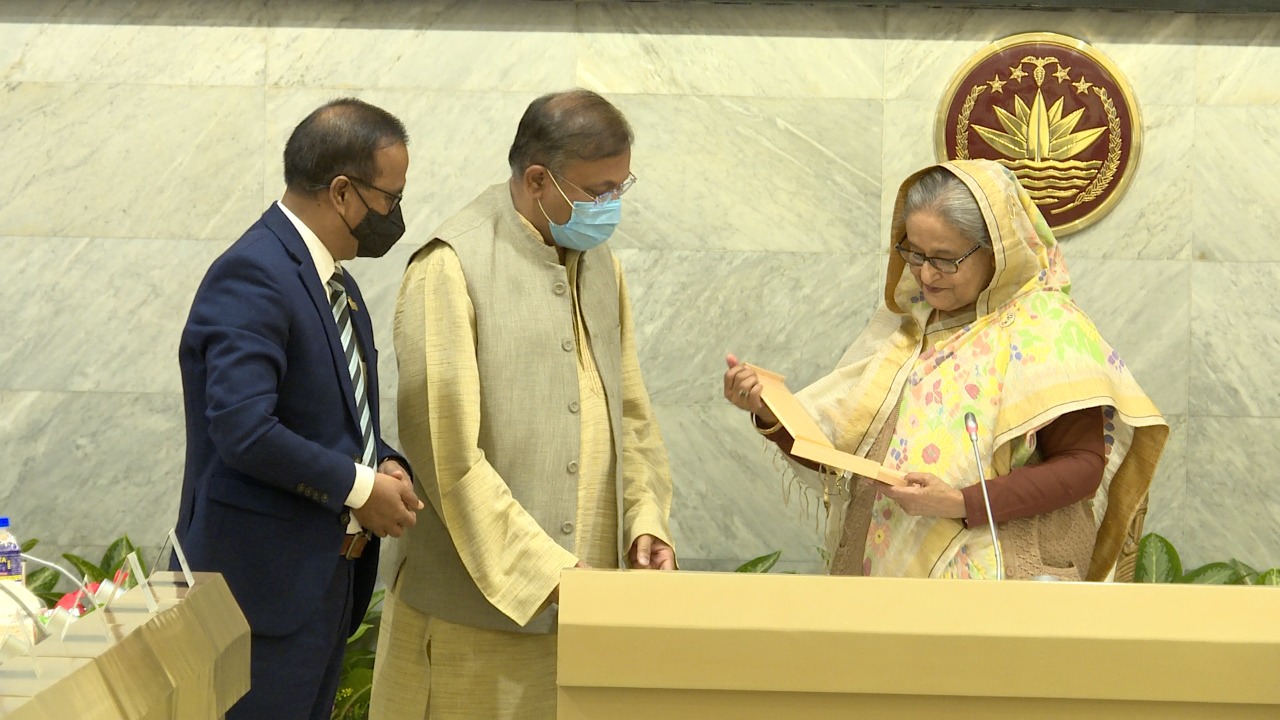 প্রধানমন্ত্রীর হাতে ‘সোনার বাংলা বিনির্মাণে বঙ্গবন্ধুর অসমাপ্ত যাত্রা’