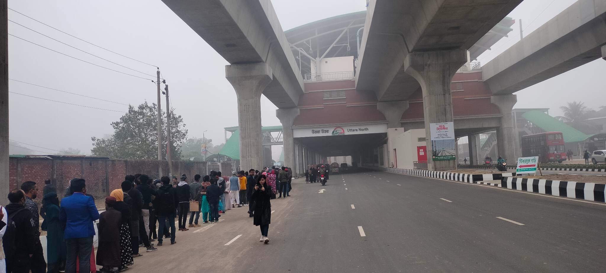 মেট্রোরেলে চড়তে দীর্ঘ লাইন, বাস সার্ভিস চালু
